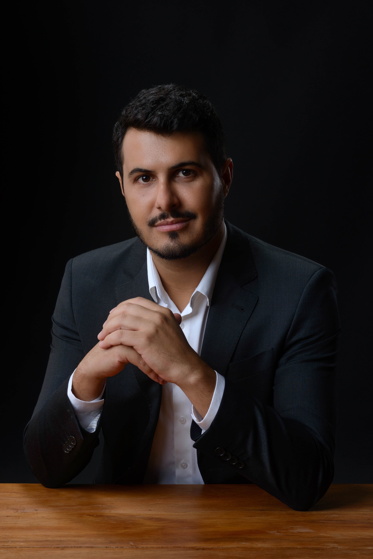 Dr. Isac Roldão, cirurgião plástico, em retrato editorial